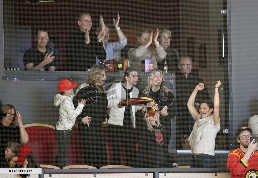 CROWN PRINCESS FAMILY AT THE HOCKEY FINAL