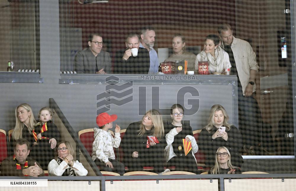 CROWN PRINCESS FAMILY AT THE HOCKEY FINAL