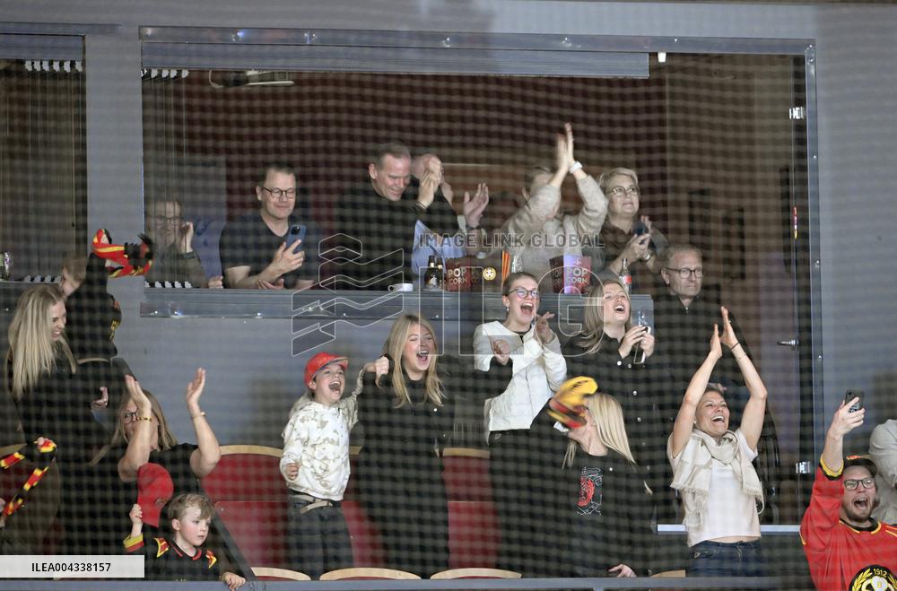 CROWN PRINCESS FAMILY AT THE HOCKEY FINAL