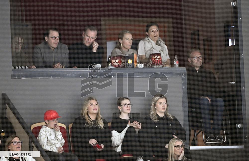 CROWN PRINCESS FAMILY AT THE HOCKEY FINAL