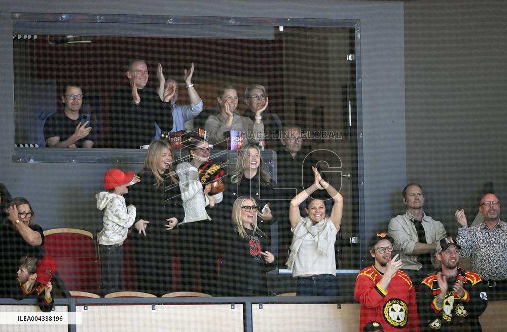 CROWN PRINCESS FAMILY AT THE HOCKEY FINAL