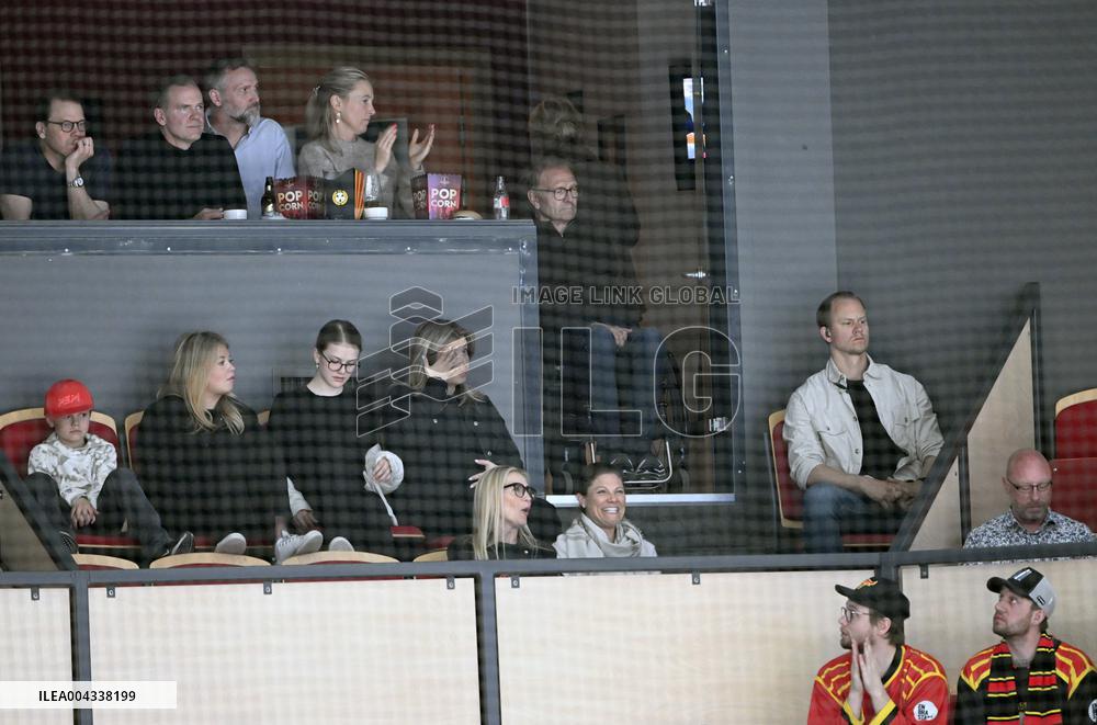 CROWN PRINCESS FAMILY AT THE HOCKEY FINAL