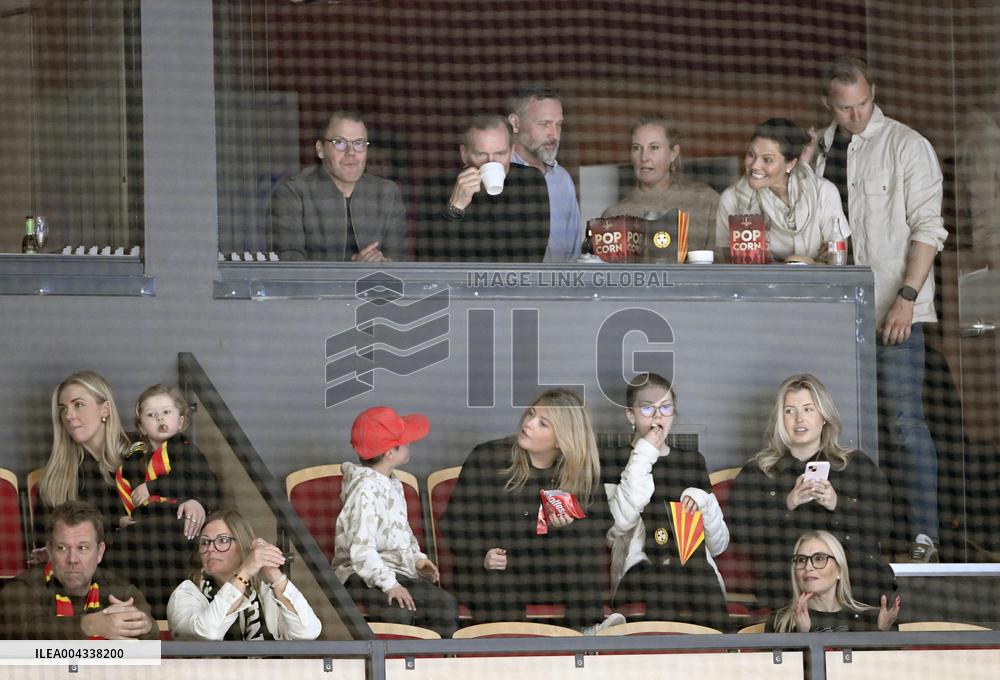 CROWN PRINCESS FAMILY AT THE HOCKEY FINAL