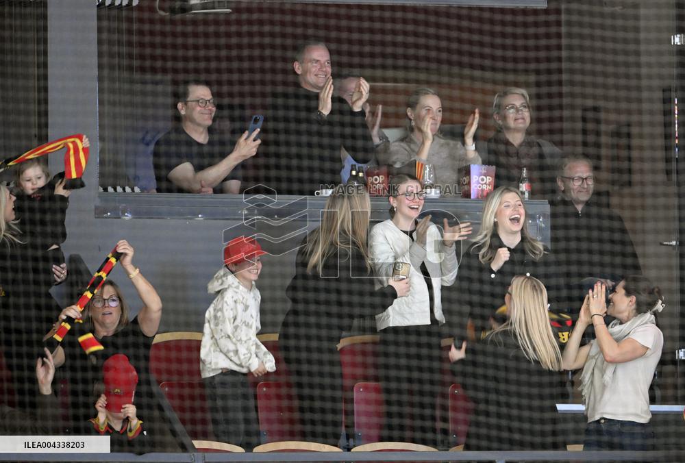CROWN PRINCESS FAMILY AT THE HOCKEY FINAL