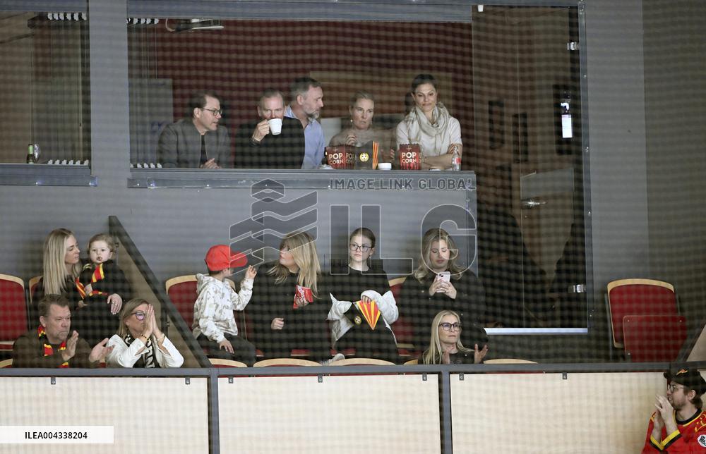 CROWN PRINCESS FAMILY AT THE HOCKEY FINAL