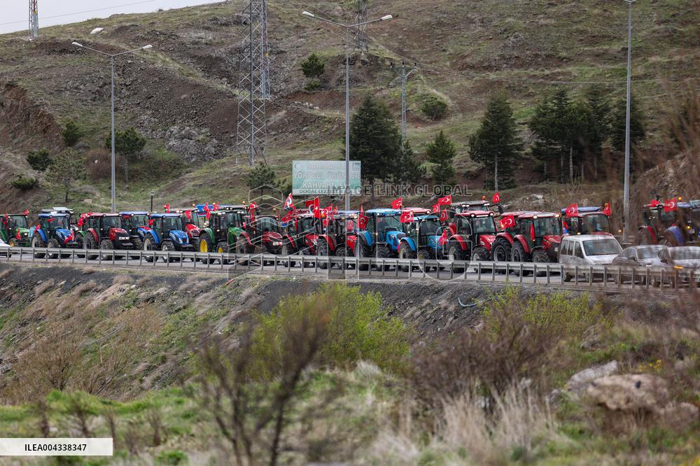 Around 100 tractors join opposition protest in central Turkey - Yozgat