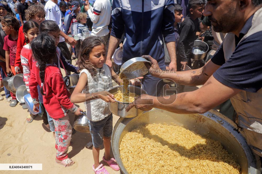 Food distribution in Gaza City