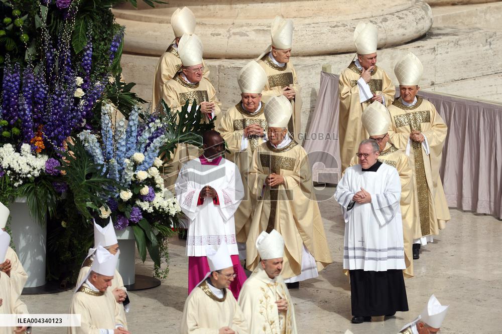 Cardinal Angelo Comastri presides Holy Mass on Easter Sunday and “Urbi et Orbi” Vatican City , Italy  20.05.2025