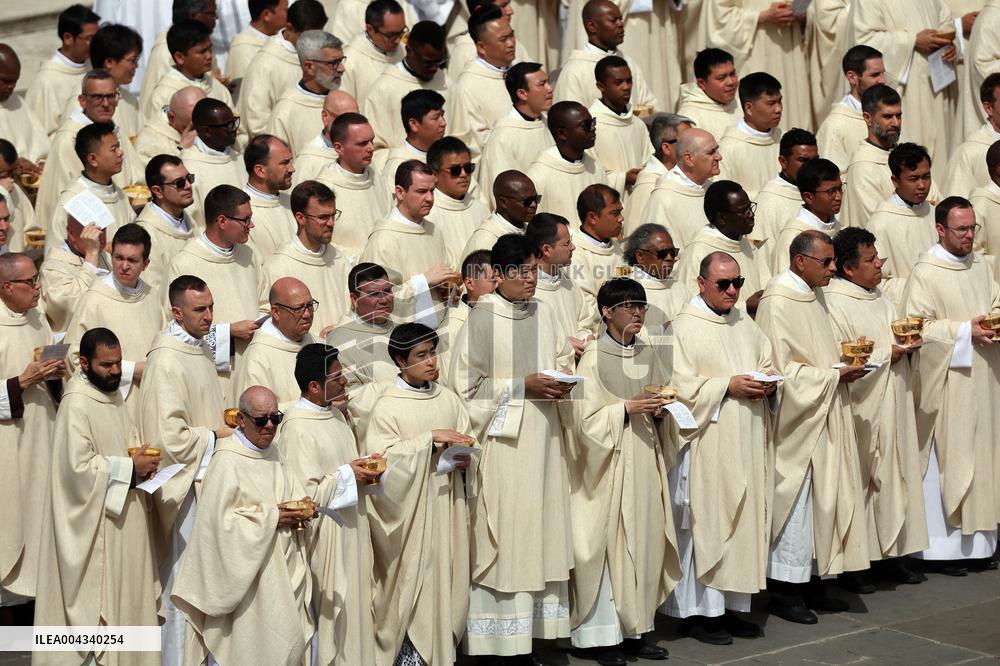 Cardinal Angelo Comastri presides Holy Mass on Easter Sunday and “Urbi et Orbi” Vatican City , Italy  20.05.2025