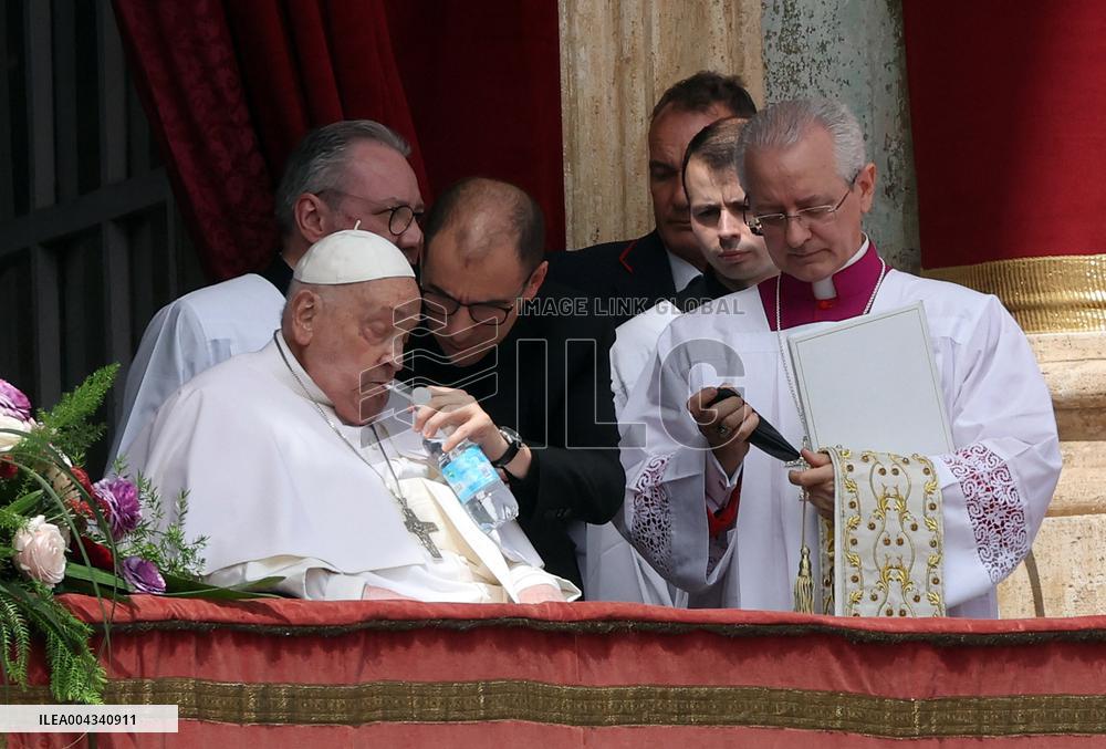 Roma, Papa francesco alla Santa Messa della Domenica di Pasqua e “Urbi et Orbi” Città del Vaticano