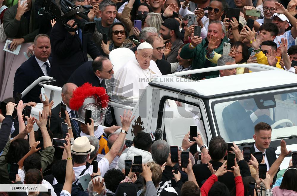 Roma, Papa francesco alla Santa Messa della Domenica di Pasqua e “Urbi et Orbi” Città del Vaticano