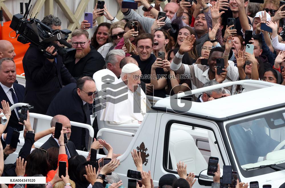 Roma, Papa francesco alla Santa Messa della Domenica di Pasqua e “Urbi et Orbi” Città del Vaticano