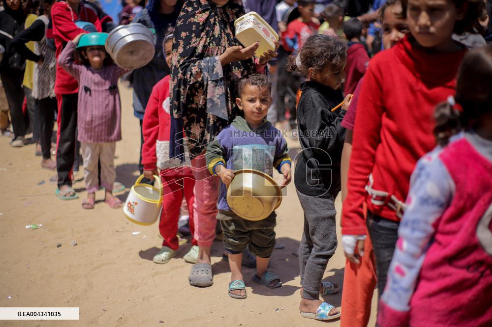 Food distribution in Gaza City