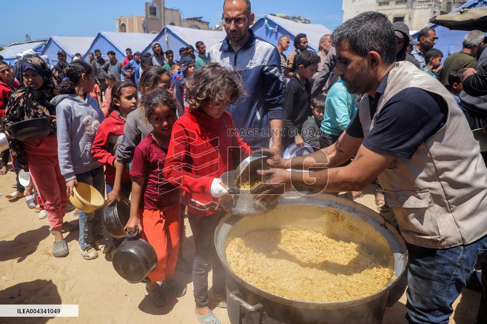 Food distribution in Gaza City