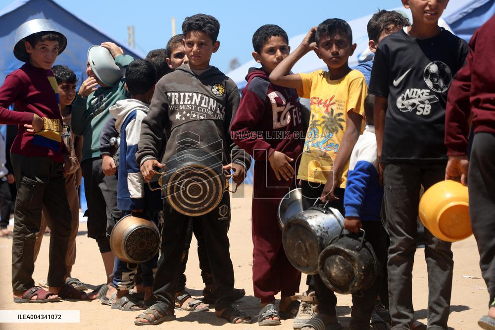 Food distribution in Gaza City