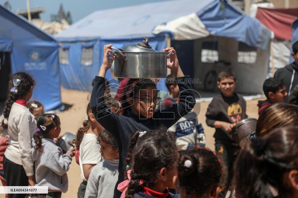 Food distribution in Gaza City