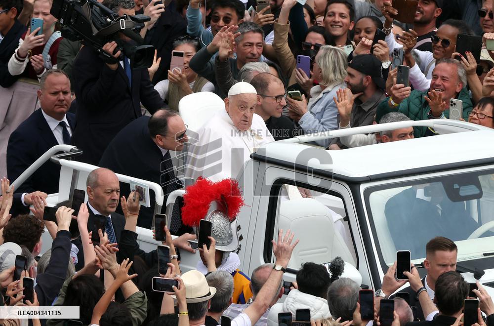 Roma, Papa francesco alla Santa Messa della Domenica di Pasqua e “Urbi et Orbi” Città del Vaticano