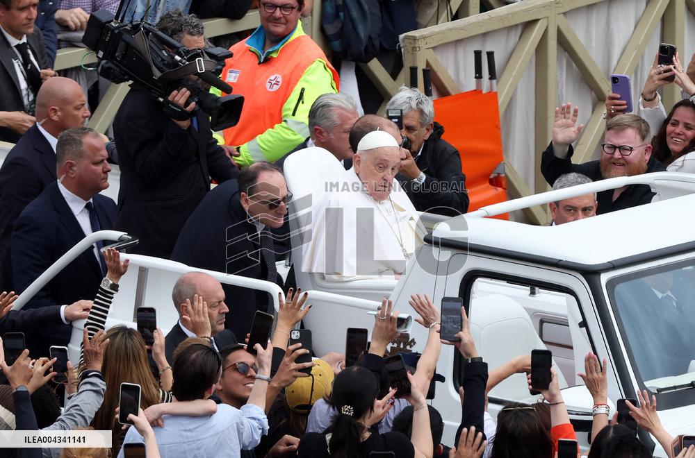 Roma, Papa francesco alla Santa Messa della Domenica di Pasqua e “Urbi et Orbi” Città del Vaticano