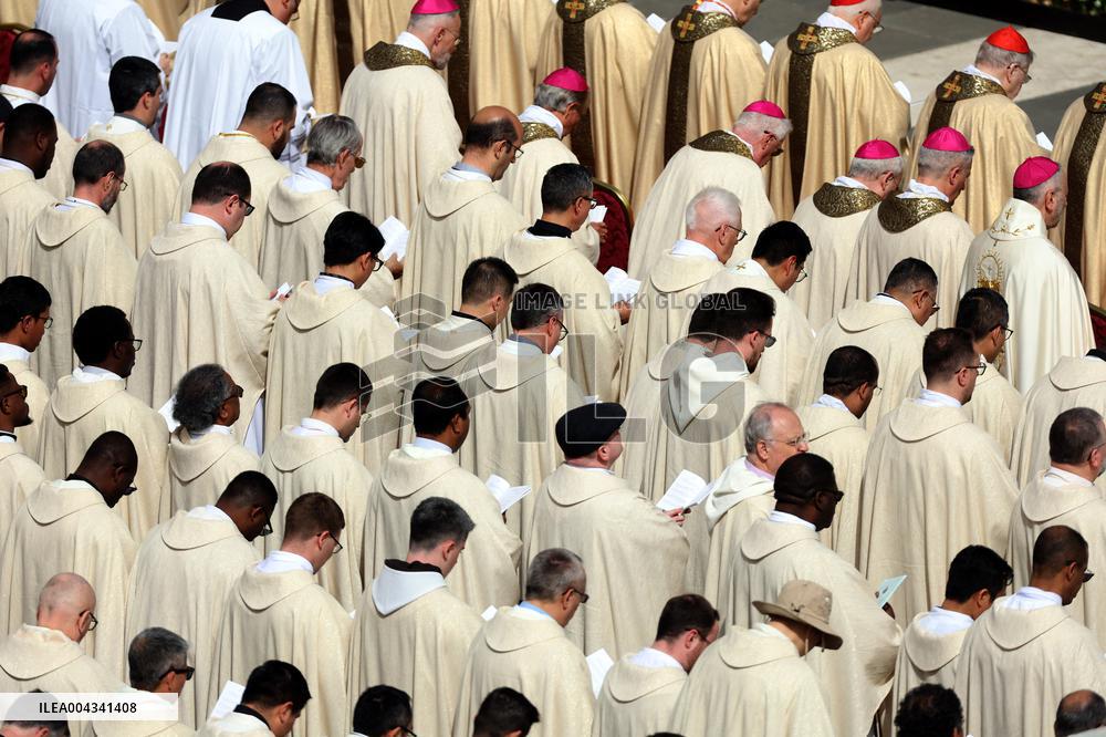 Cardinal Angelo Comastri presides Holy Mass on Easter Sunday and “Urbi et Orbi” Vatican City , Italy  20.05.2025