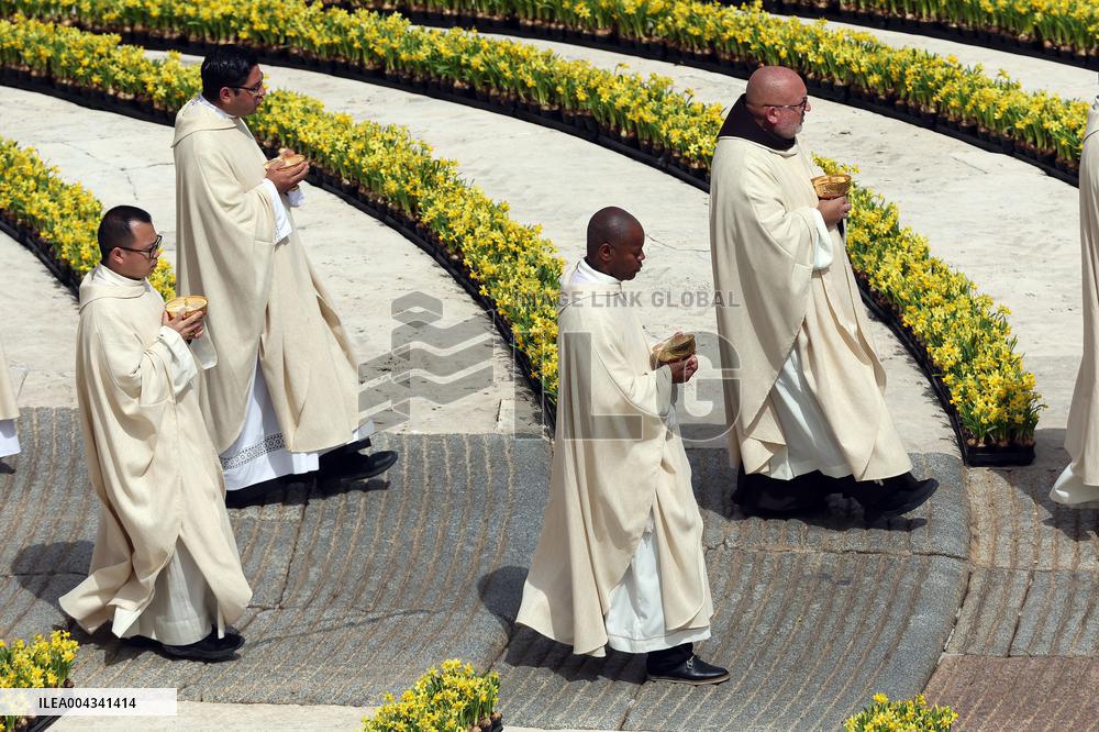Cardinal Angelo Comastri presides Holy Mass on Easter Sunday and “Urbi et Orbi” Vatican City , Italy  20.05.2025