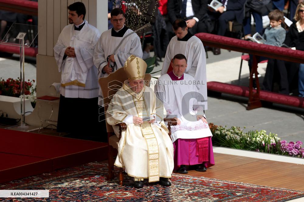 Cardinal Angelo Comastri presides Holy Mass on Easter Sunday and “Urbi et Orbi” Vatican City , Italy  20.05.2025