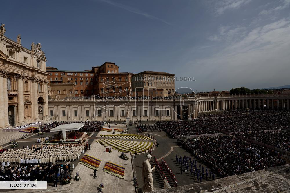 Cardinal Angelo Comastri presides Holy Mass on Easter Sunday and “Urbi et Orbi” Vatican City , Italy  20.05.2025