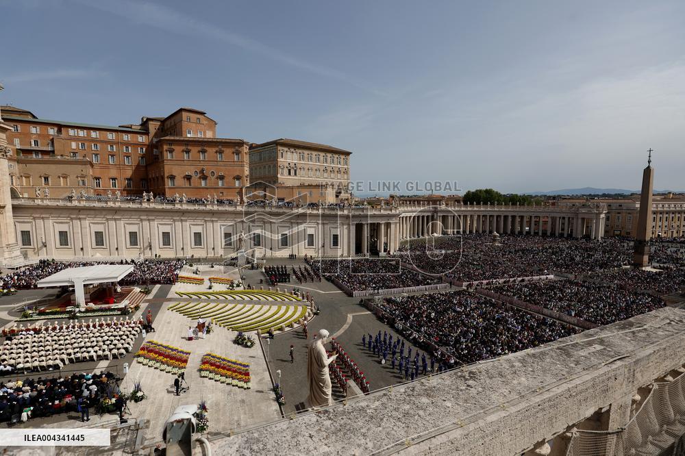 Cardinal Angelo Comastri presides Holy Mass on Easter Sunday and “Urbi et Orbi” Vatican City , Italy  20.05.2025