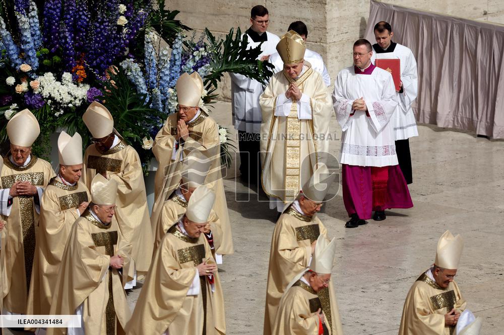 Cardinal Angelo Comastri presides Holy Mass on Easter Sunday and “Urbi et Orbi” Vatican City , Italy  20.05.2025