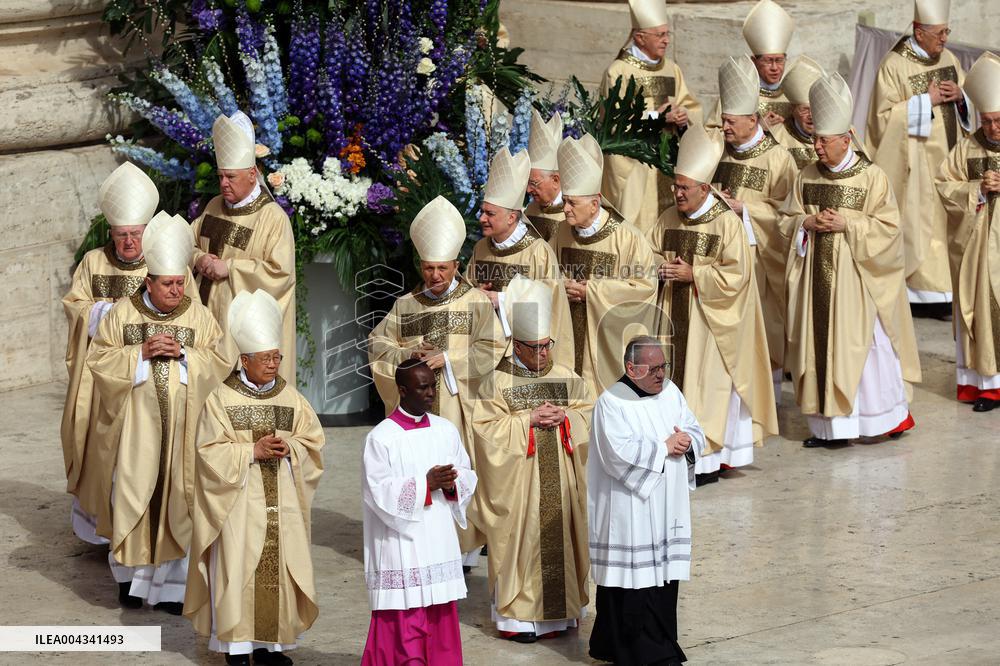 Cardinal Angelo Comastri presides Holy Mass on Easter Sunday and “Urbi et Orbi” Vatican City , Italy  20.05.2025