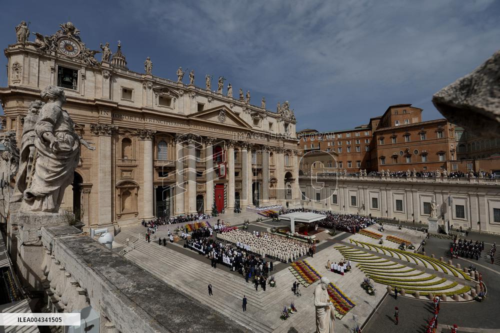 Cardinal Angelo Comastri presides Holy Mass on Easter Sunday and “Urbi et Orbi” Vatican City , Italy  20.05.2025