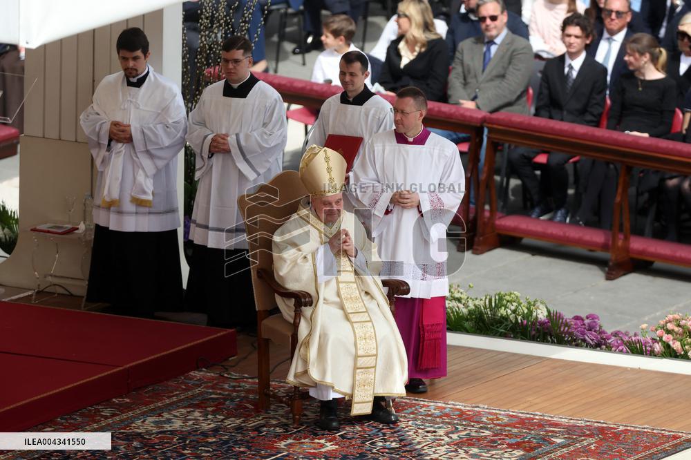 Cardinal Angelo Comastri presides Holy Mass on Easter Sunday and “Urbi et Orbi” Vatican City , Italy  20.05.2025