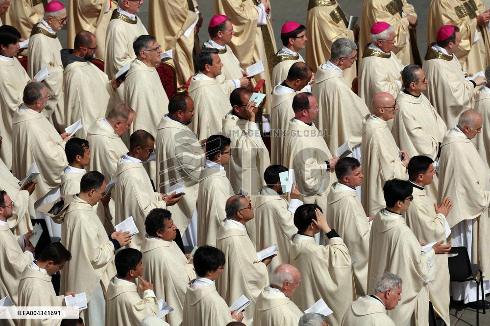 Cardinal Angelo Comastri presides Holy Mass on Easter Sunday and “Urbi et Orbi” Vatican City , Italy  20.05.2025