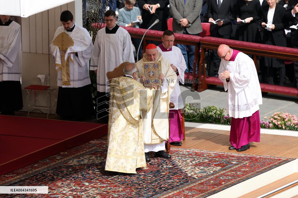 Cardinal Angelo Comastri presides Holy Mass on Easter Sunday and “Urbi et Orbi” Vatican City , Italy  20.05.2025