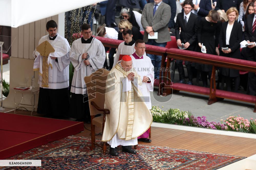 Cardinal Angelo Comastri presides Holy Mass on Easter Sunday and “Urbi et Orbi” Vatican City , Italy  20.05.2025