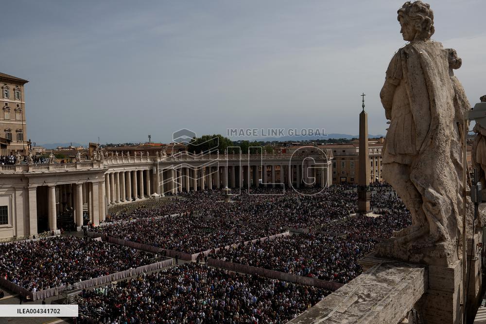 Cardinal Angelo Comastri presides Holy Mass on Easter Sunday and “Urbi et Orbi” Vatican City , Italy  20.05.2025