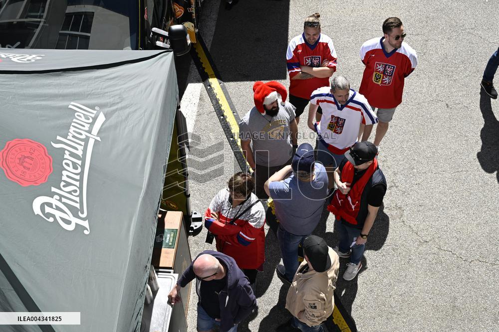 Jääkiekko: Naisten MM-kilpailuissa mitalipelit