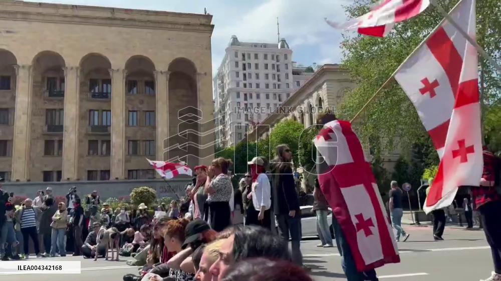 Georgia: Protesters Block Rustaveli Avenue Over Detentions at Previous Protest