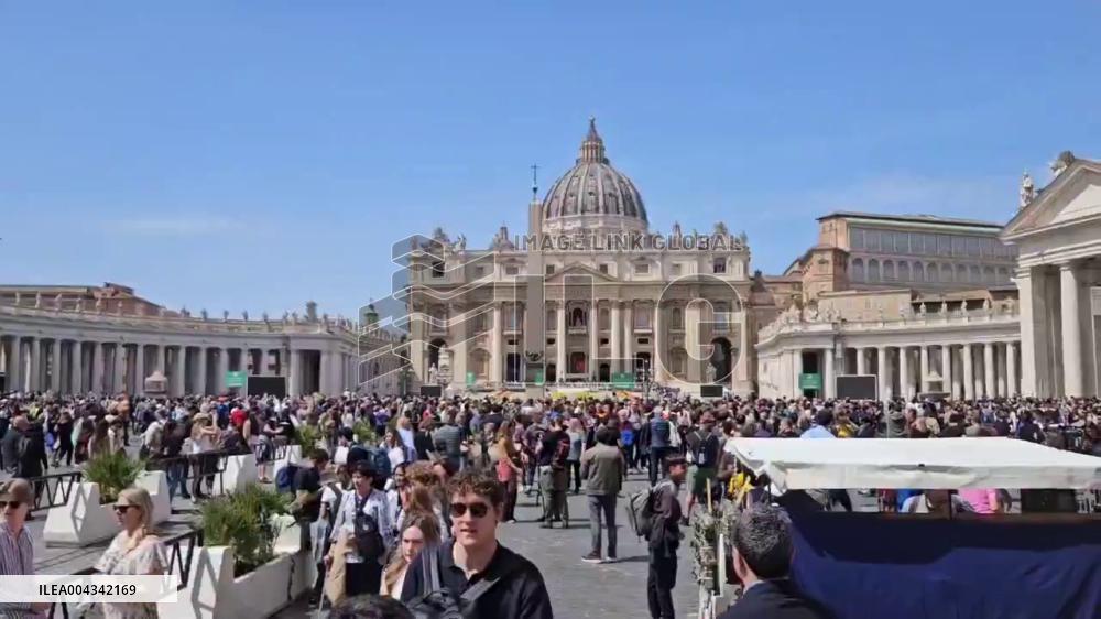 Vatican: Bells Toll at St. Peter’s Basilica to Mourn Death of Pope Francis 3