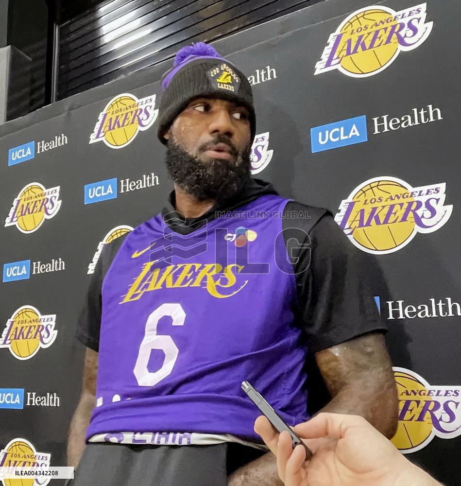 Basketball: Lakers' James