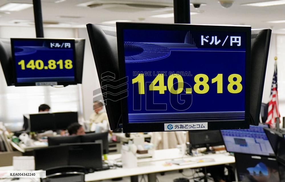 Dollar slips into 140 yen range in Tokyo