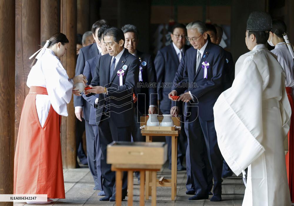 Lawmakers at Tokyo's Yasukuni shrine