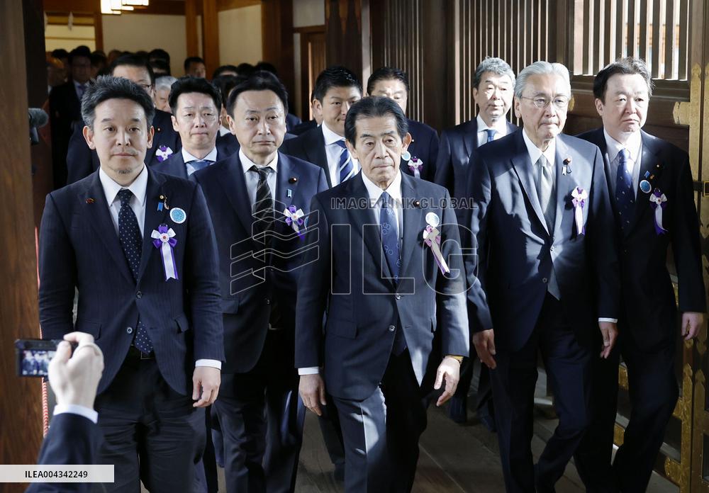 Lawmakers at Tokyo's Yasukuni shrine