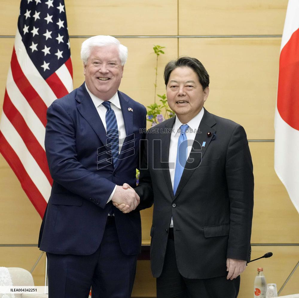 Japan top gov't spokesman meets with new U.S. envoy