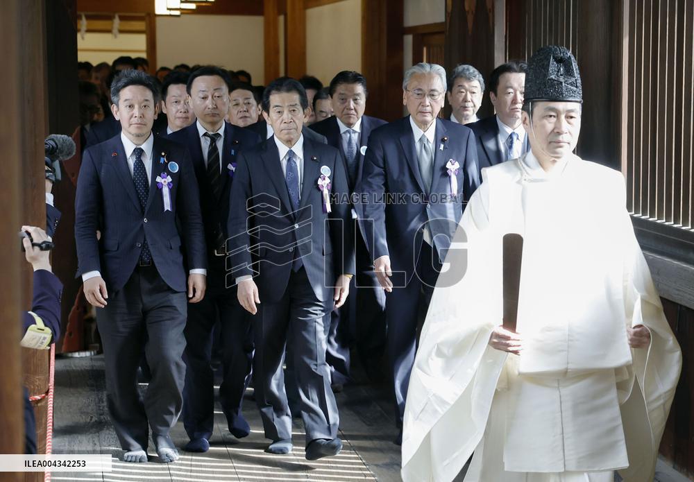 Lawmakers at Tokyo's Yasukuni shrine