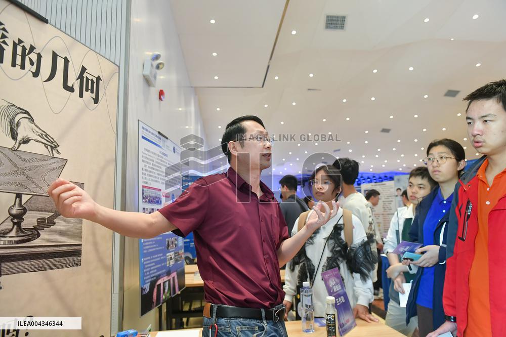 Scientific Research Practice Teacher-student Exchange in Hefei