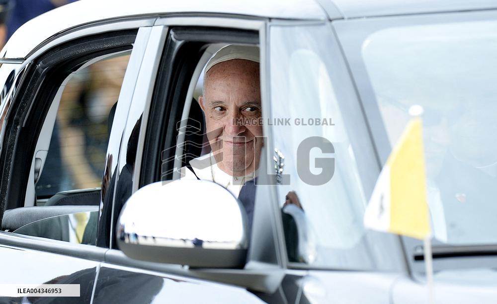 Obamas welcome His Holiness Pope Francis to the United States