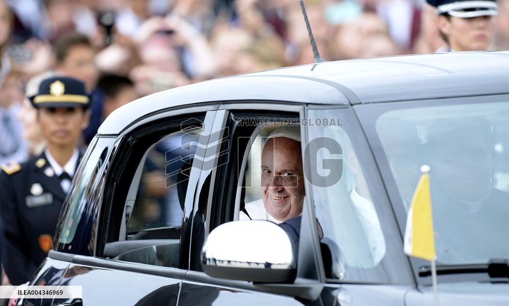 Obamas welcome His Holiness Pope Francis to the United States