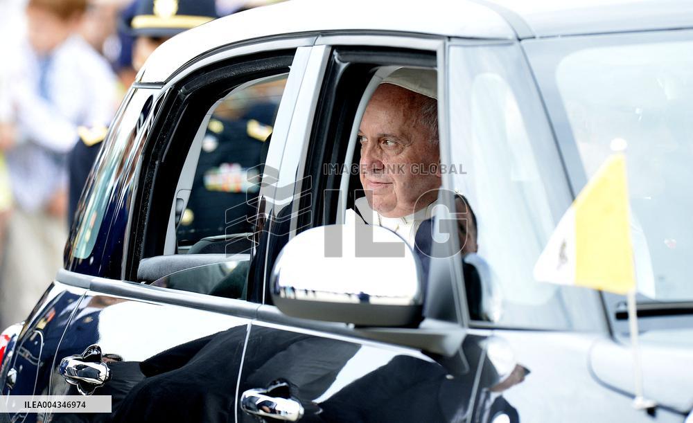 Obamas welcome His Holiness Pope Francis to the United States