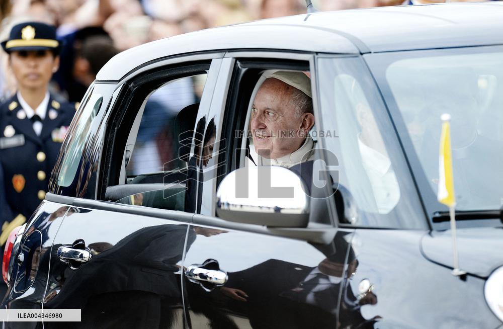 Obamas welcome His Holiness Pope Francis to the United States