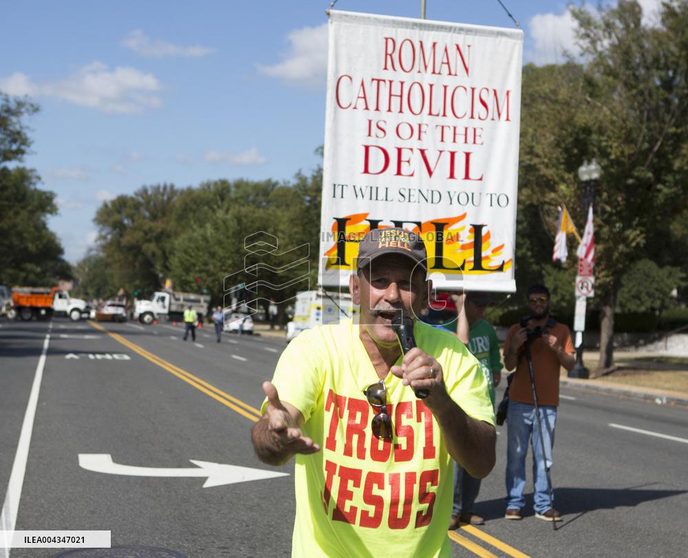 Obama Welcomes Pope Francis to the White House